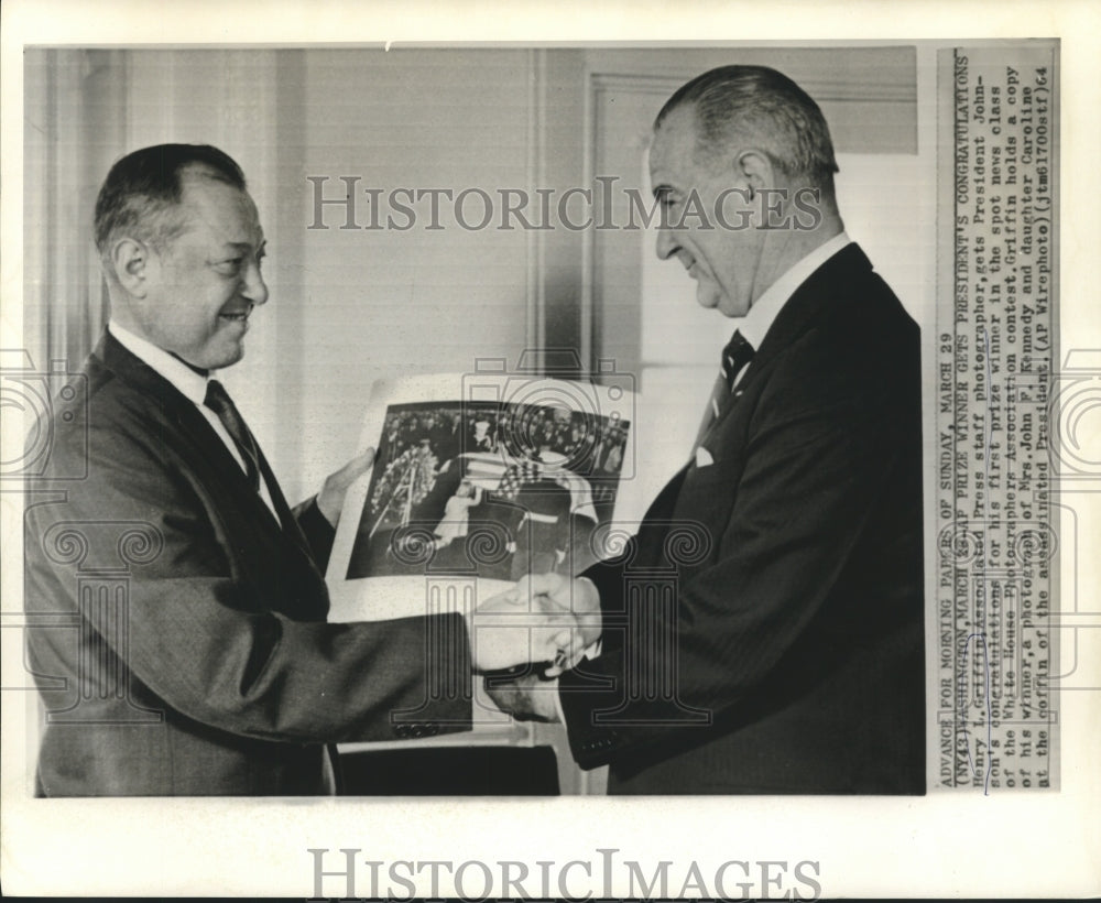 1964 Press Photo AP photographer winner, Henry Griffin with President Johnson - Historic Images