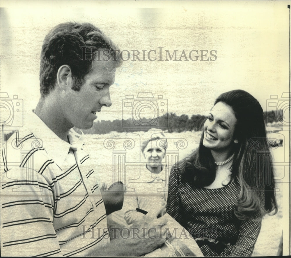 1971 Miss America Phyllis George ask Tom Weiskopf for autograph - Historic Images