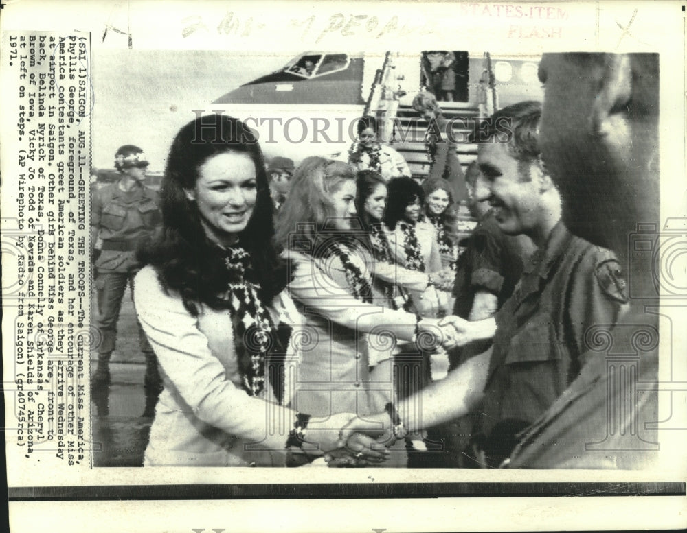 1971 Press Photo Phyllis George &amp; other beauties greet soldiers in Saigon.-Historic Images