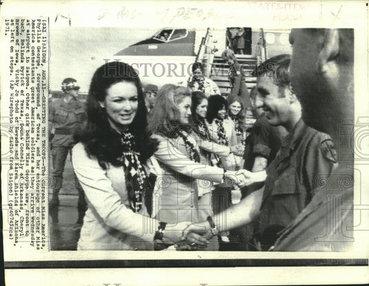 1971 Press Photo Phyllis George & other beauties greet soldiers in Saigon.-Historic Images