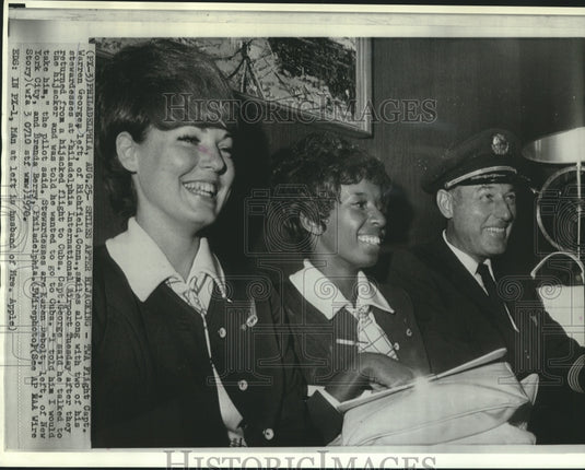 1970 Press Photo Captain Warren George of hijacked TWA flight with stewardesses.-Historic Images