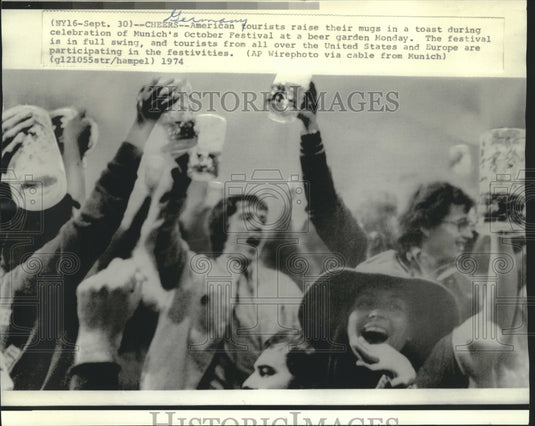 1974 American tourist toast Munich's October Festival in Germany - Historic Images