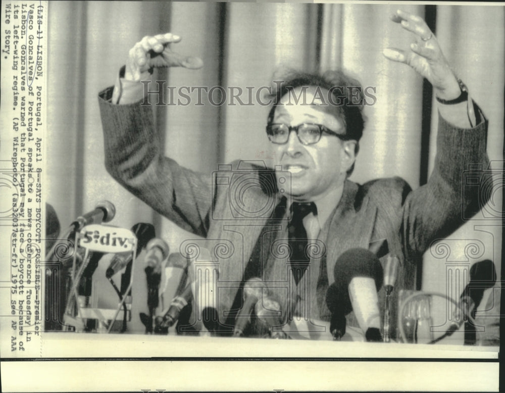 1975 Premier Goncalves of Portugal speaks at Lisbon news conference - Historic Images