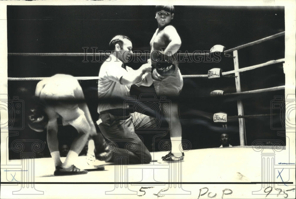 1971 Miami-Referee Tobin &amp; opponent help Pepe Gonzales with shorts - Historic Images