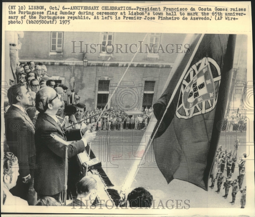 1975 Press Photo President Gomes raises Portuguese flag at town hall ceremony-Historic Images