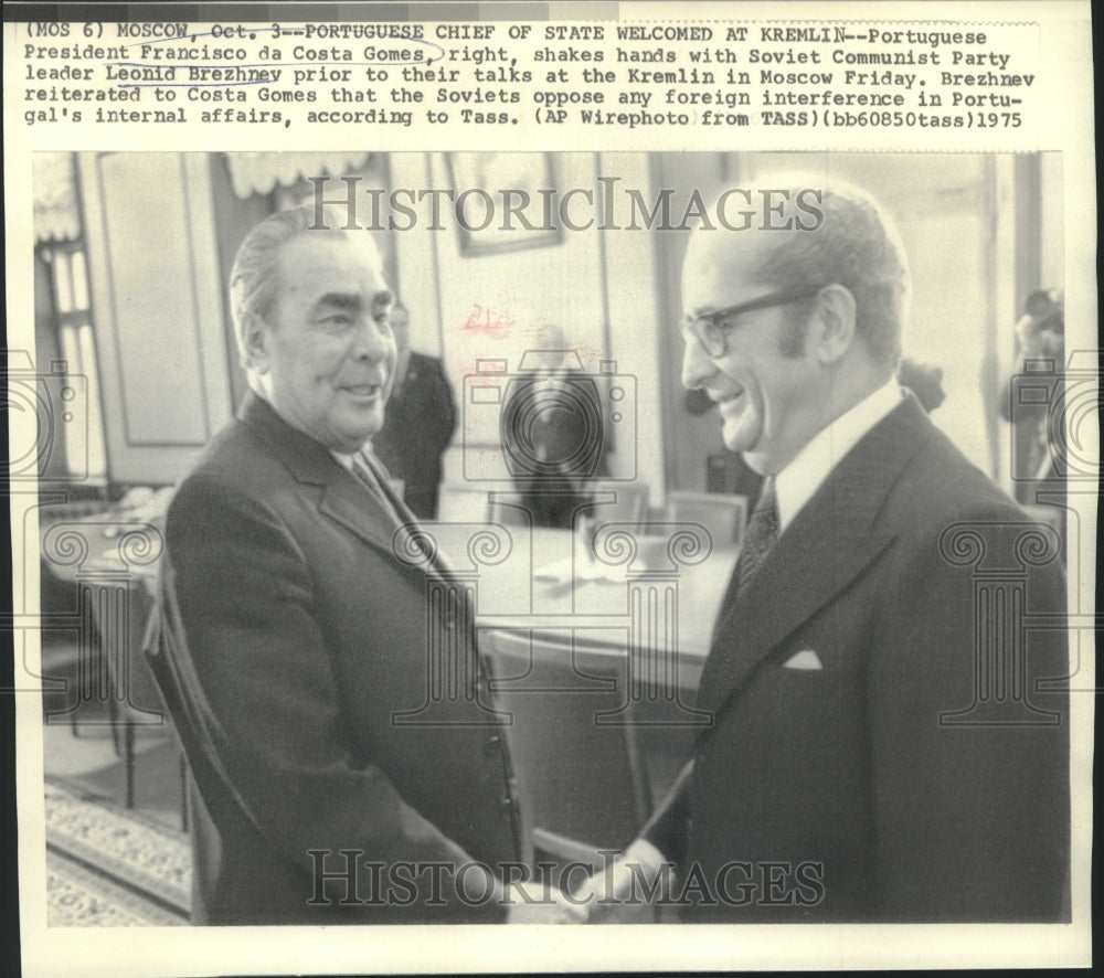 1975 Brezhnev welcomes President Costa Gomes to the Kremlin - Historic Images