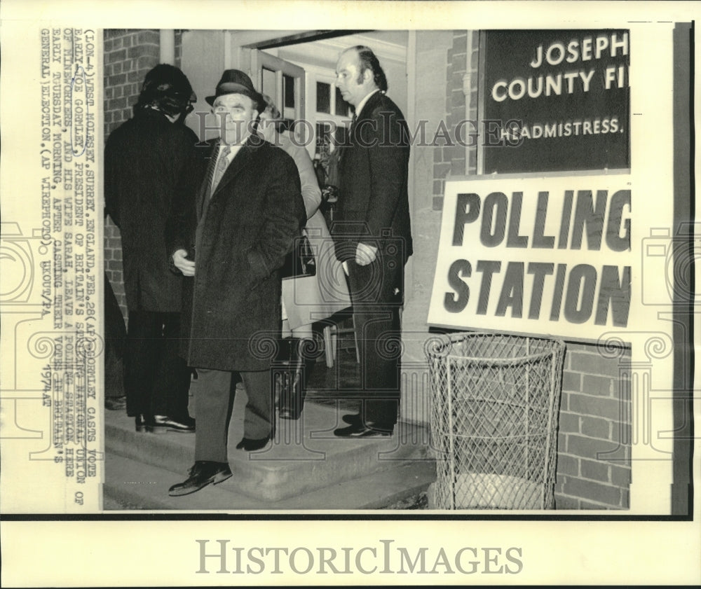 1974 Press Photo Joe Gormley &amp; wife, Sarah, leaving polling station in England-Historic Images