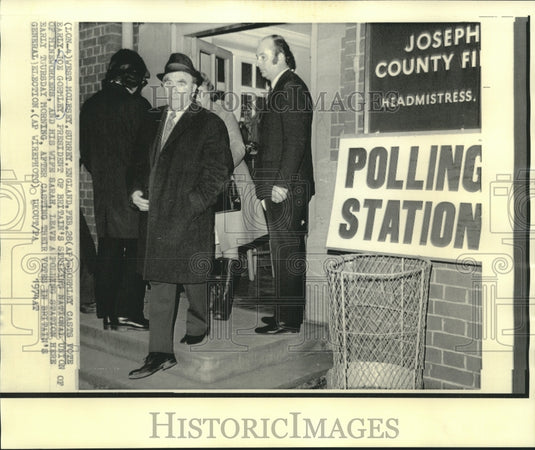1974 Press Photo Joe Gormley & wife, Sarah, leaving polling station in England-Historic Images