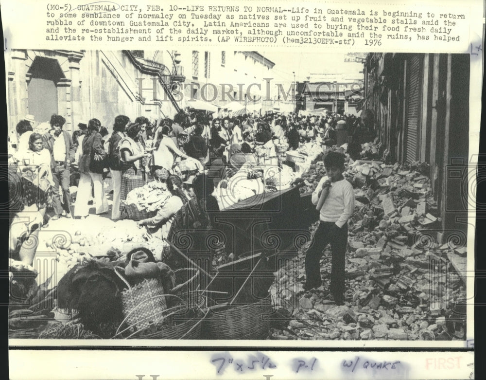 1976 Press Photo Guatemala-Re-establishment of daily market in earthquake rubble-Historic Images