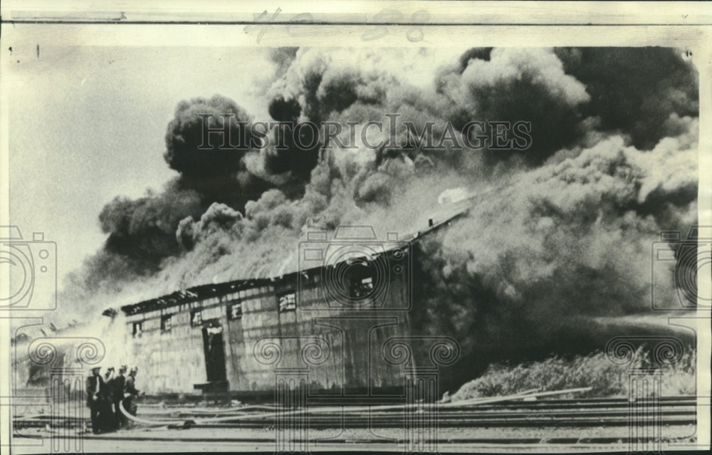 1970 Press Photo Firefighters fight Paine Refrigeration Supply fire in Gulfport-Historic Images