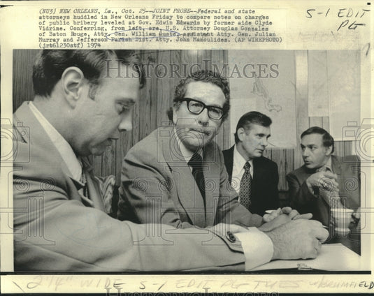 1974 Attorney Gen. William Guste & others confer over probe notes - Historic Images