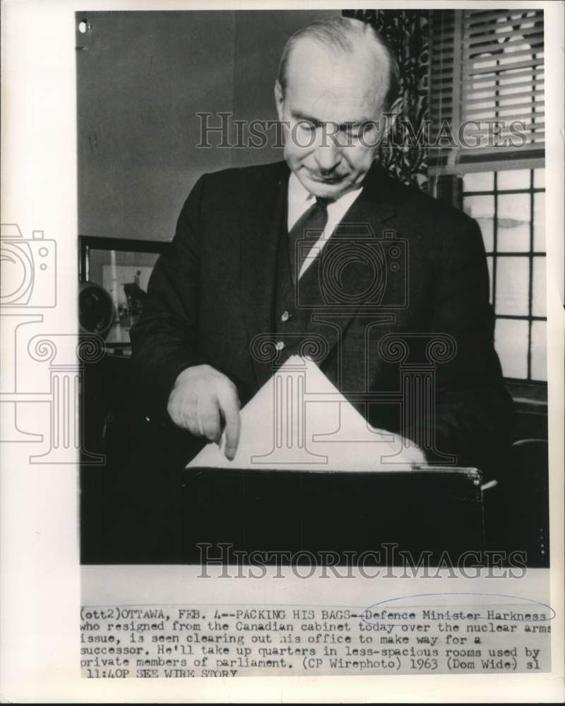 1963 Press Photo Canadian Defense Minister Harkness cleans out office.-Historic Images