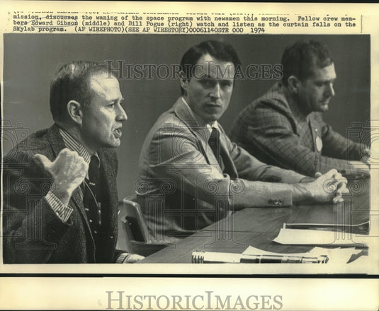 1974 Astronaut Edward Gibson & others at news conference. - Historic Images