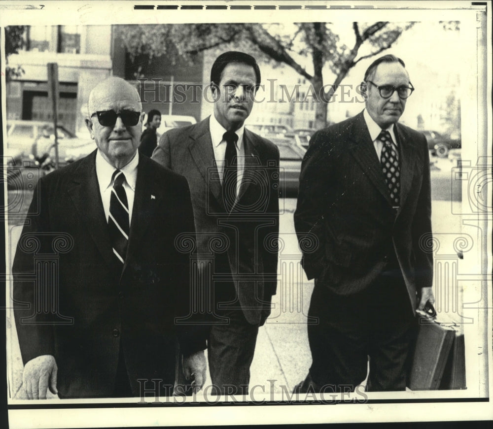 1973 Attorney John Wilson, Haldeman &amp; another on way to U.S. Court - Historic Images