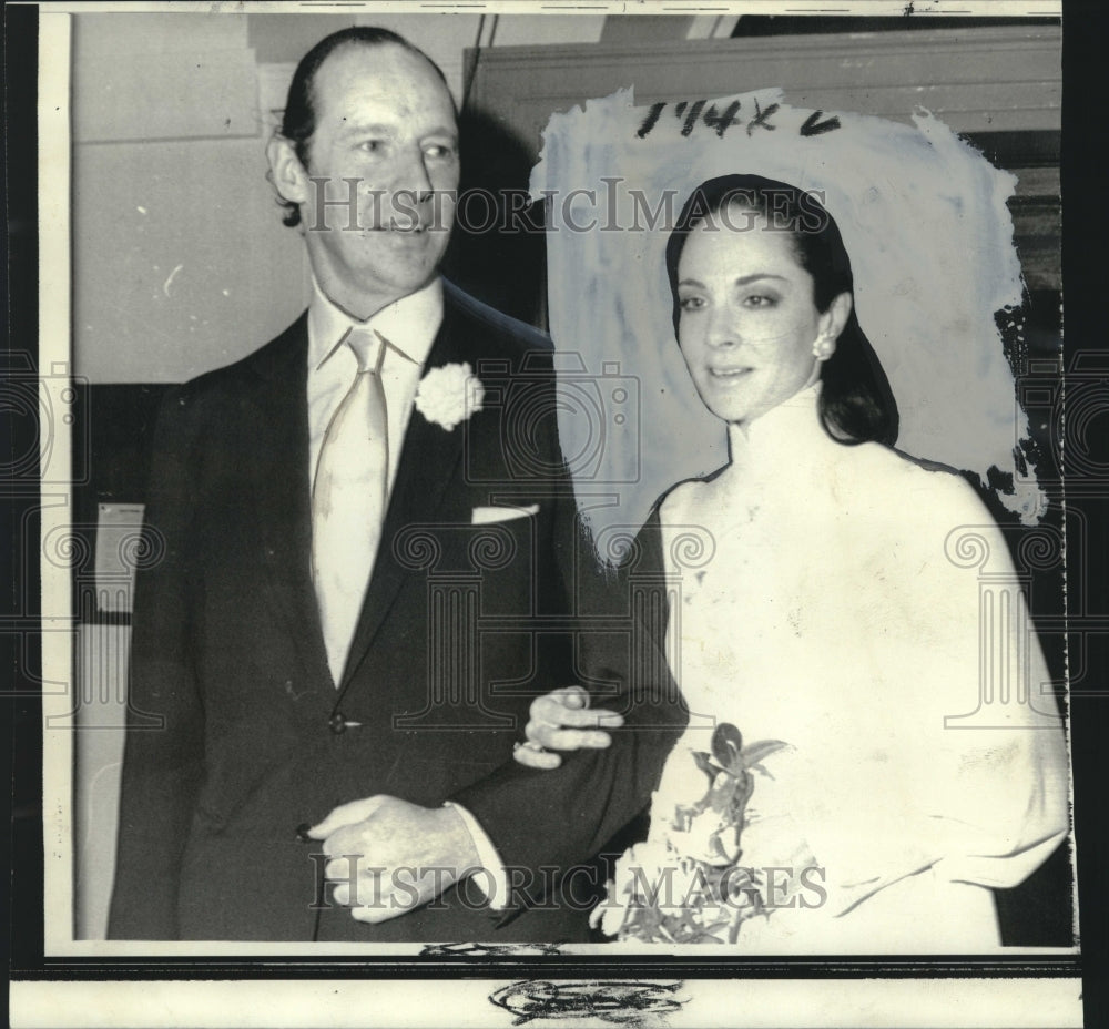 1969 Press Photo Lord Harlech and bride Pamela Colin leave Grosvenor Chapel-Historic Images