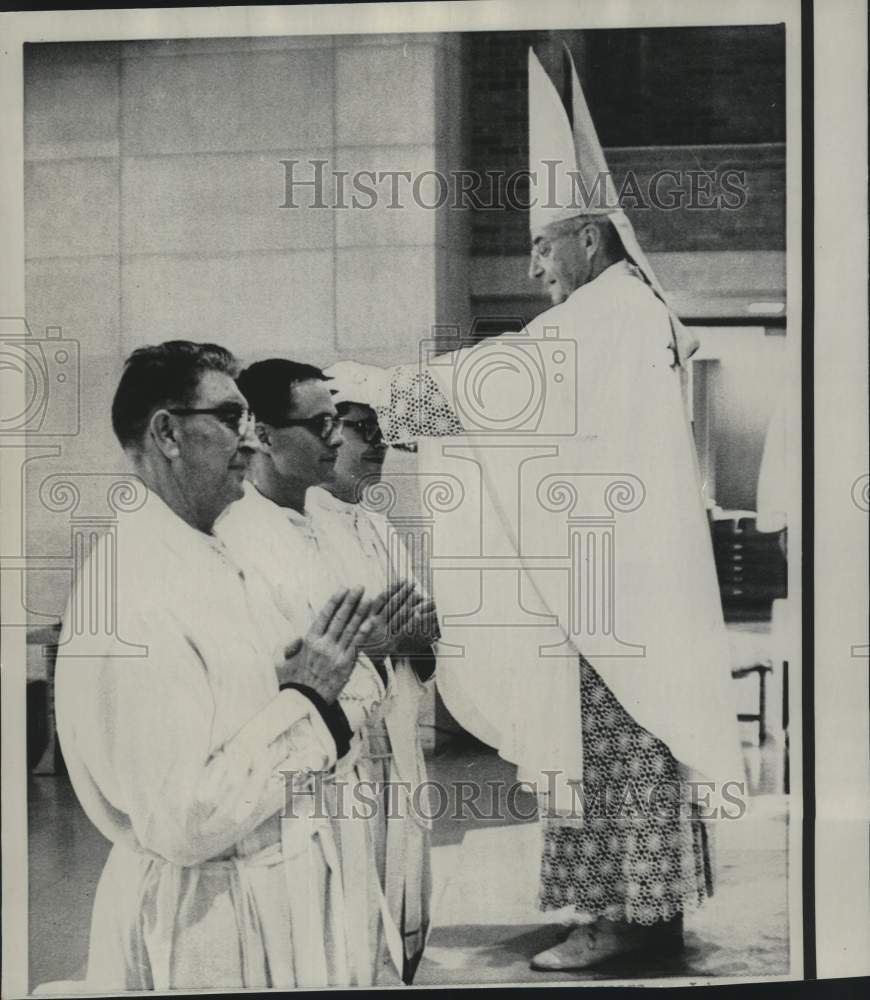 1968 Press Photo John Habiger &amp; sons, John &amp; Henry, all ordained as priests.-Historic Images