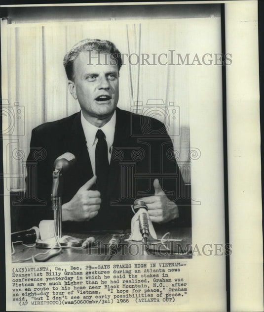 1966 Evangelist Billy Graham gestures at Atlanta news conference - Historic Images