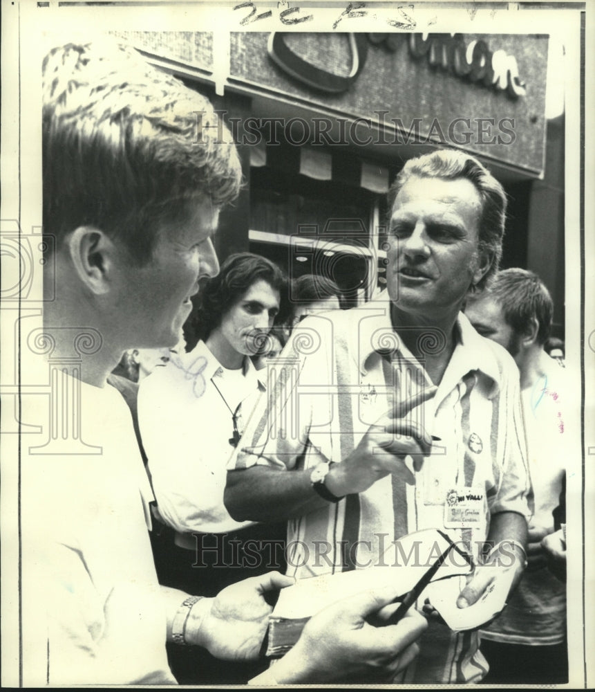 1972 Evangelist Billy Graham autographs Bible with Bible verse - Historic Images