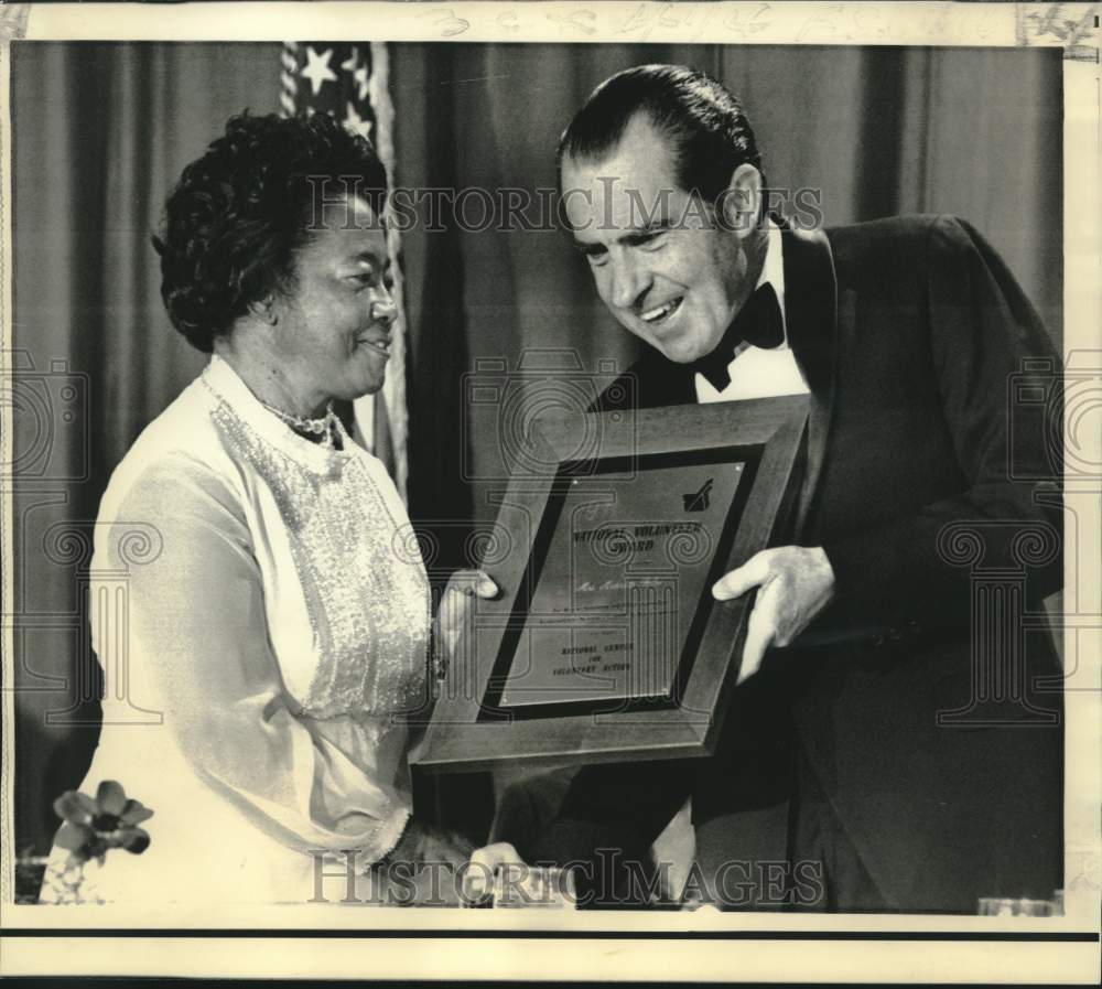 1972 President Nixon awards Mrs. Giles with Volunteer Award plaque - Historic Images