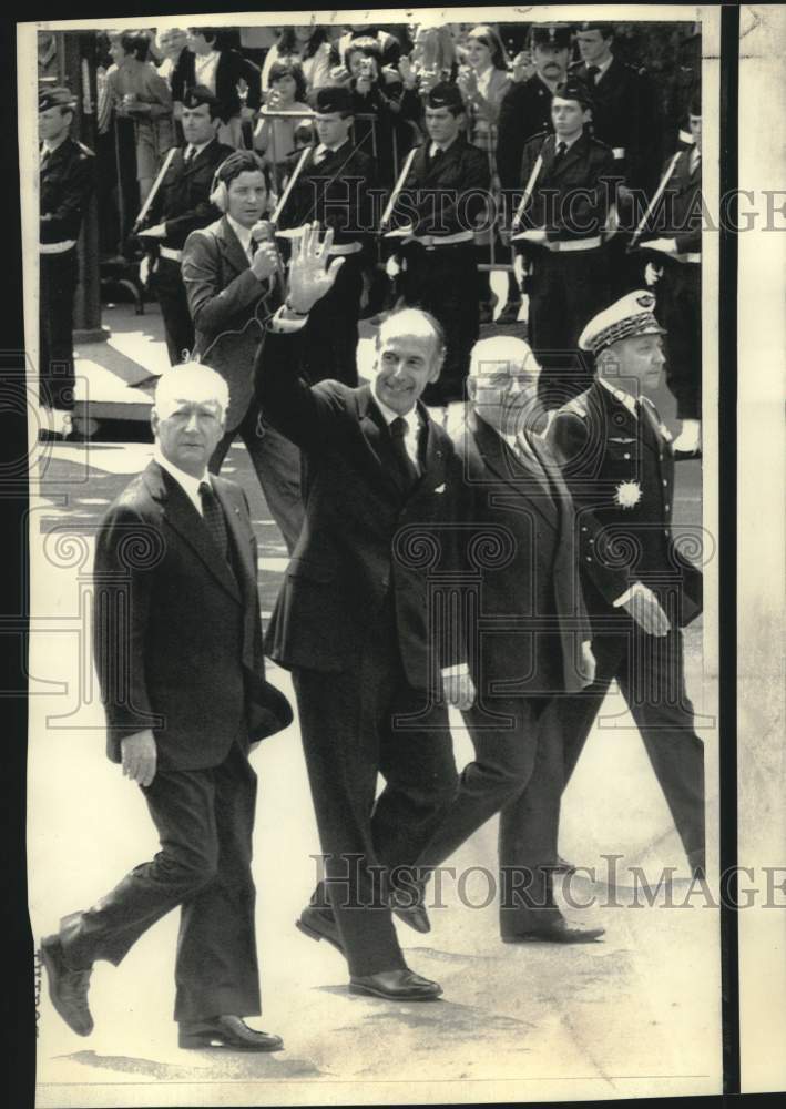 1974 Valery Giscard d&#39;Estaing &amp; others walk up Champs Elysses - Historic Images