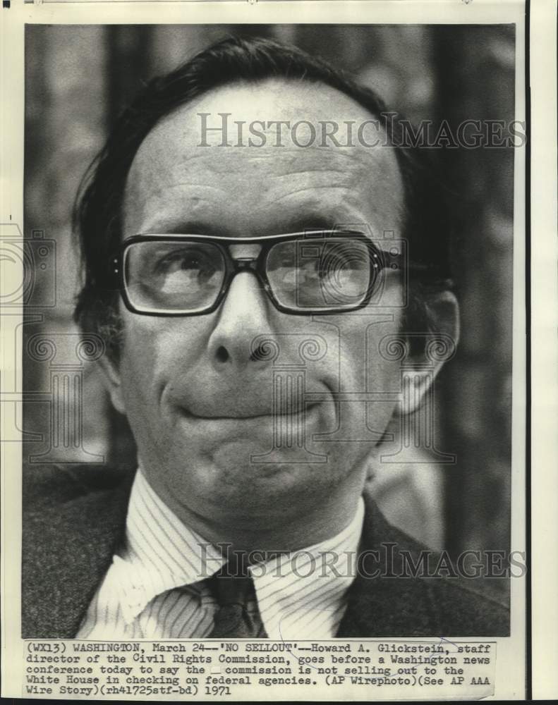 1971 Civil Rights Commission Director Glickstein at news conference - Historic Images