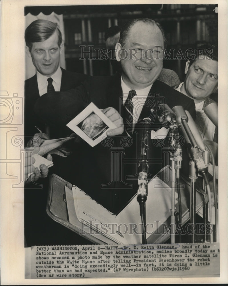 1960 Press Photo Dr. Glennan shows newsmen photo made by weather satellite - Historic Images