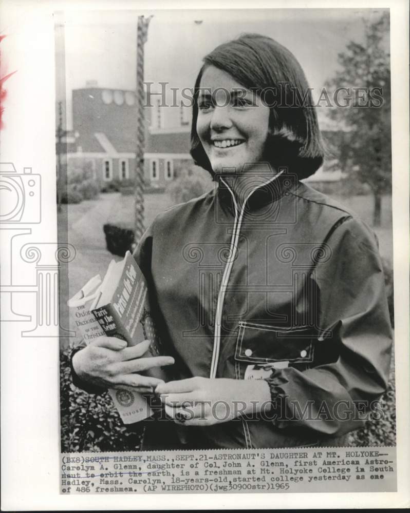 1965 Press Photo Astronaut John Glenn&#39;s daughter Carolyn attends Mt. Holyoke-Historic Images