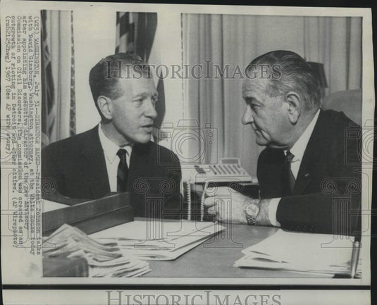 1967 Press Photo President Johnson & David Ginsburg talk at White House-Historic Images