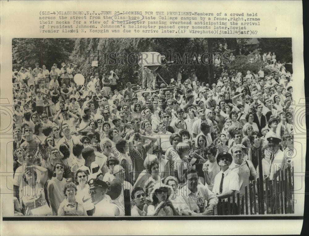 1967 Press Photo Glassboro State College crowd watch arriving helicopter-Historic Images