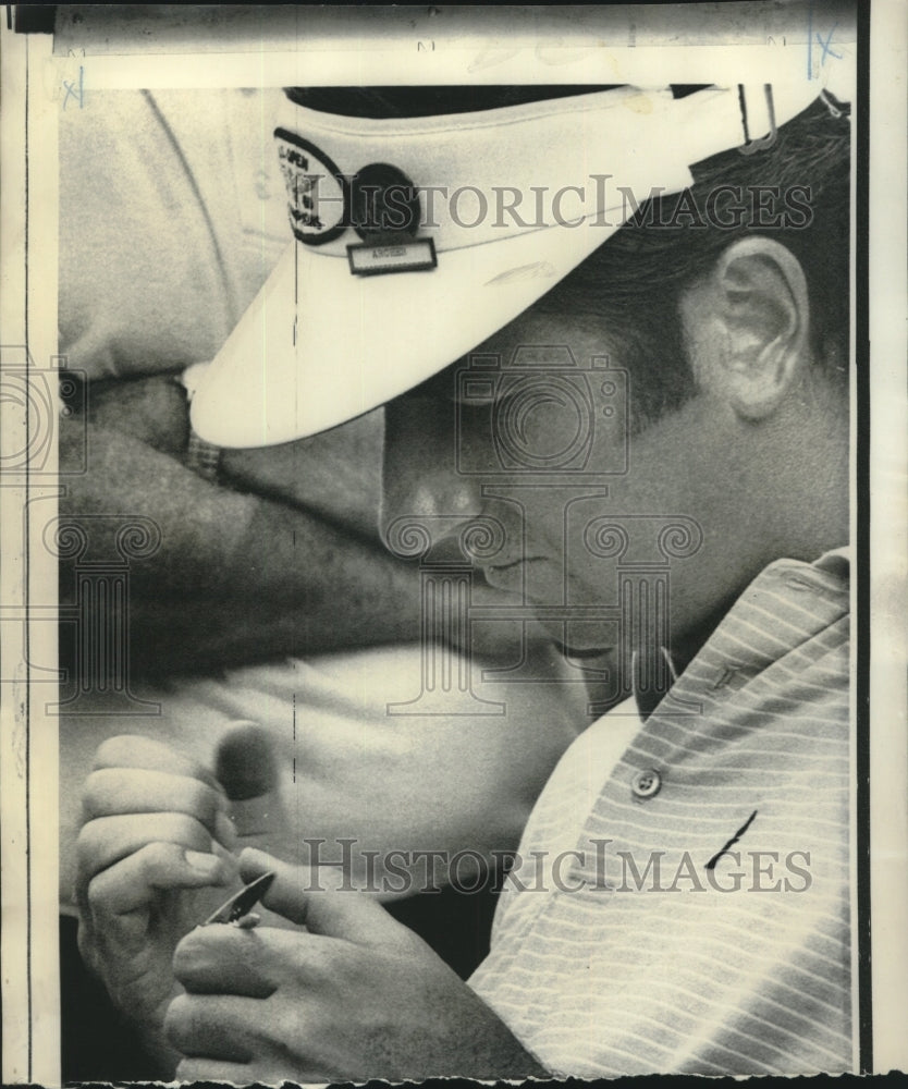 1969 Press Photo George Arthur Gilroy, Masters Tournament winner, works on nail - Historic Images