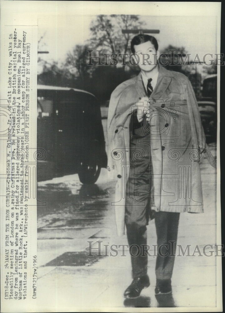 1966 Craddock Gilmour walks in Piccadilly section of London in rain - Historic Images