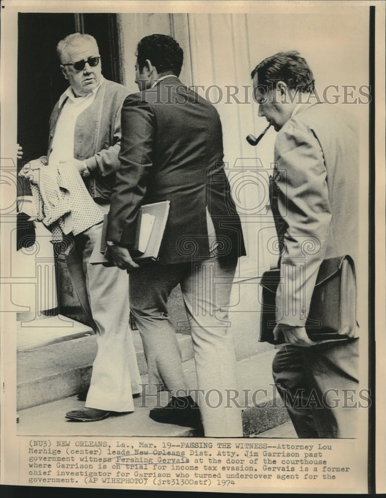 1974 Pershing Gervais &amp; others enter New Orleans courthouse - Historic Images