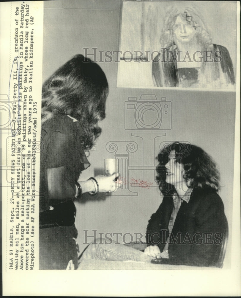 1975 Press Photo J. Paul Getty,III,smiles at guest of his Manila art exhibit-Historic Images