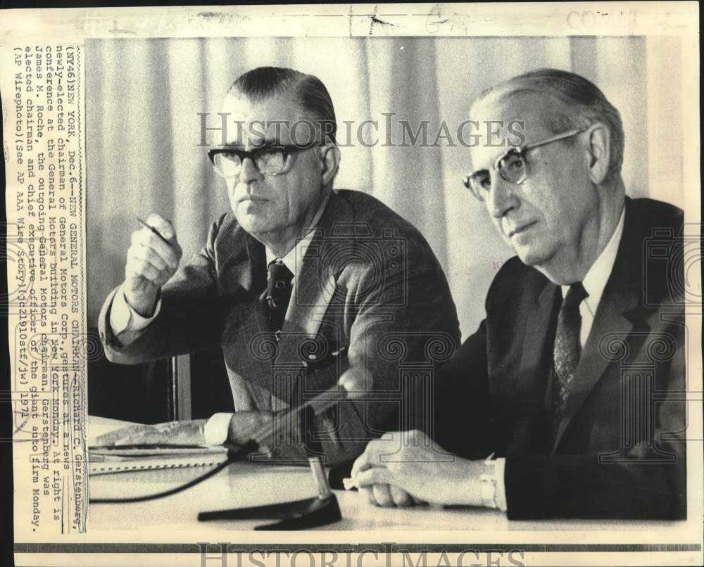 1971 Press Photo Richard Gerstenberg &amp; Roche of General Motors with newsmen-Historic Images