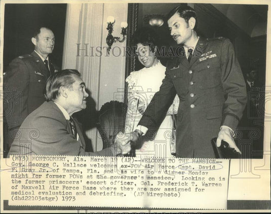 1973 Press Photo Governor Wallace greets ex-POW Captain Gray & wife in Alabama-Historic Images