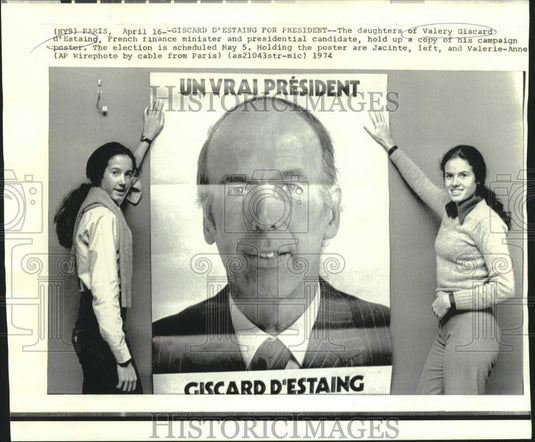 1974 Press Photo Valery d'Estaing's daughters Jacinte & Valerie-Anne hold poster - Historic Images