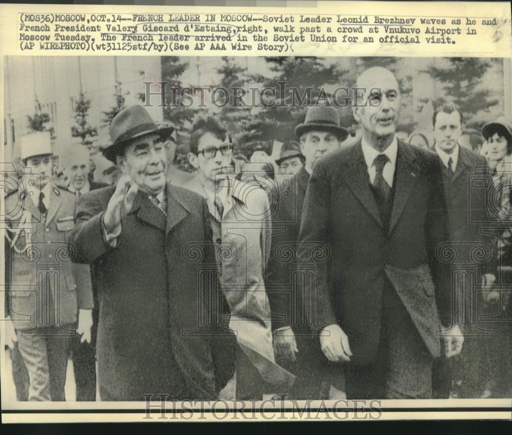 1975 Press Photo Soviet leader Brezhnev & France's d'Estaing at Vnukuvo Airport-Historic Images