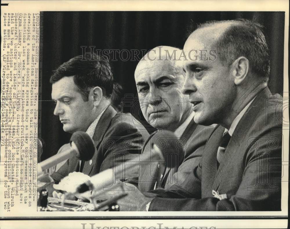 1971 Dr. Robert Gilruth &amp; others at Houston news conference - Historic Images