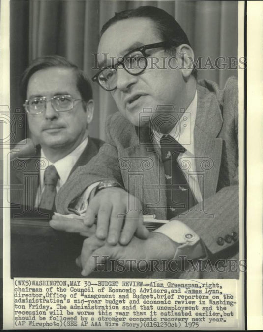1975 Alan Greenspan & James Lynn brief reporters on economic review - Historic Images