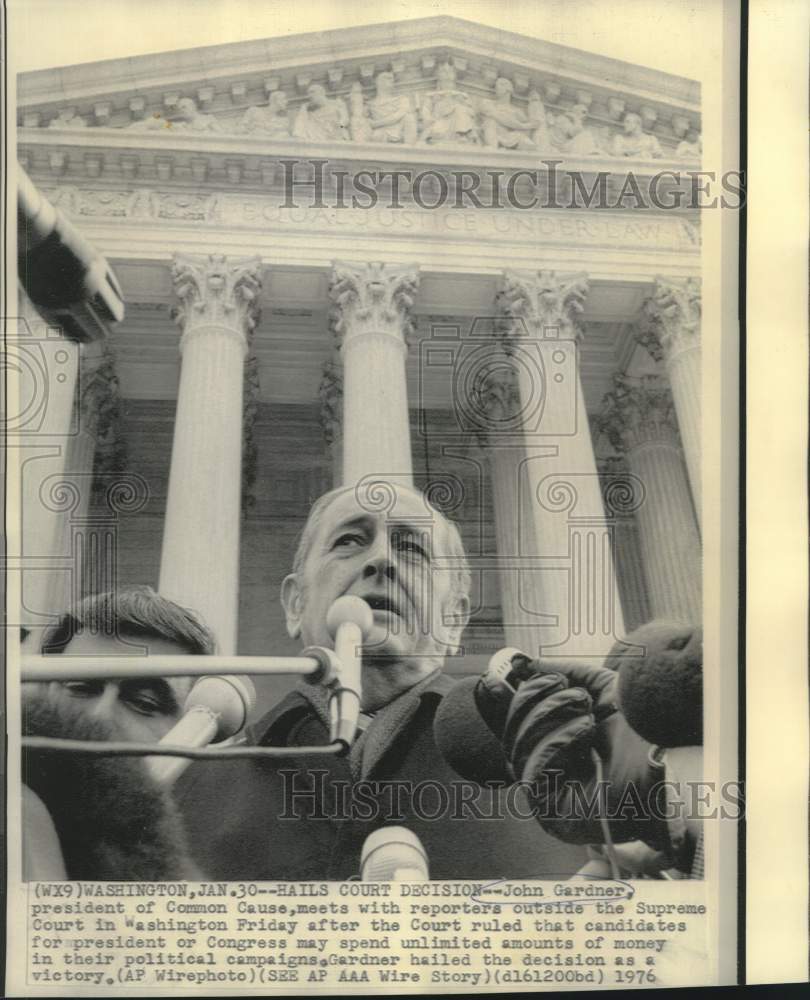 1976 John Gardner of Common Cause with reporters at Supreme Court - Historic Images