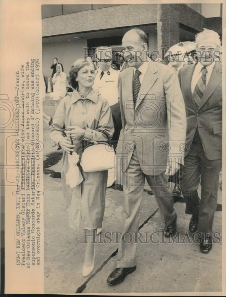 1976 French President d&#39;Estaing &amp; others walk to supersonic Concorde - Historic Images