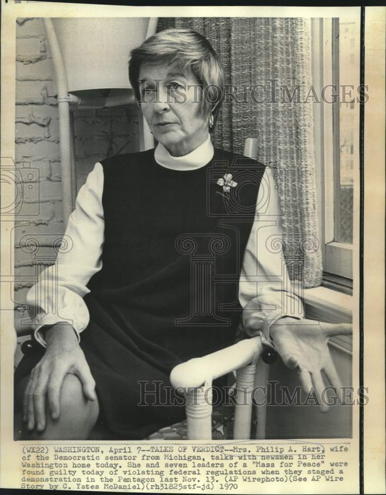 1970 Press Photo Mrs. Philip Hart with newsmen in her Washington home - Historic Images