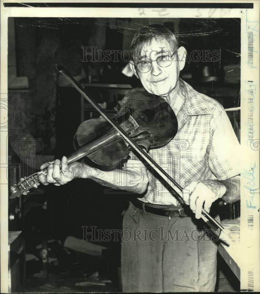 1971 Marion Hatcher plays his left-handed violin which he made - Historic Images