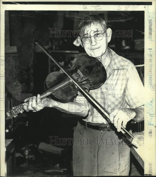 1971 Marion Hatcher plays his left-handed violin which he made - Historic Images