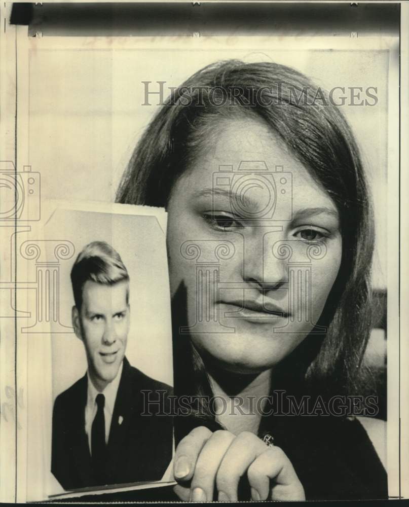 1971 Kathleen Heavner holds photo of husband who was taken hostage - Historic Images