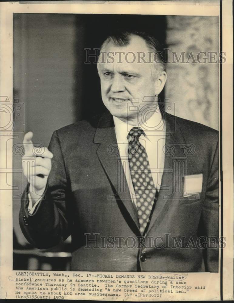 1970 Press Photo Walter Hickel gestures during newsmen&#39;s questions - now07780-Historic Images