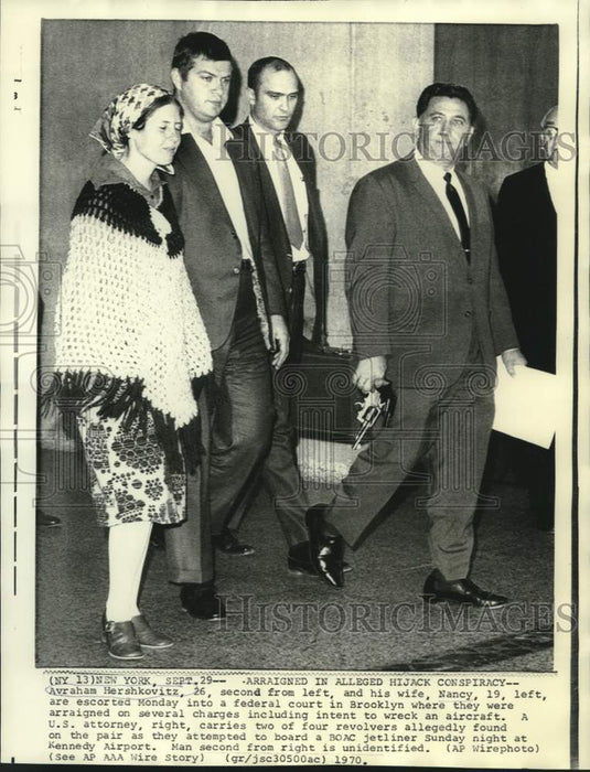 1970 Avraham & Jane Hershkovitz escorted into Brooklyn Federal Court - Historic Images