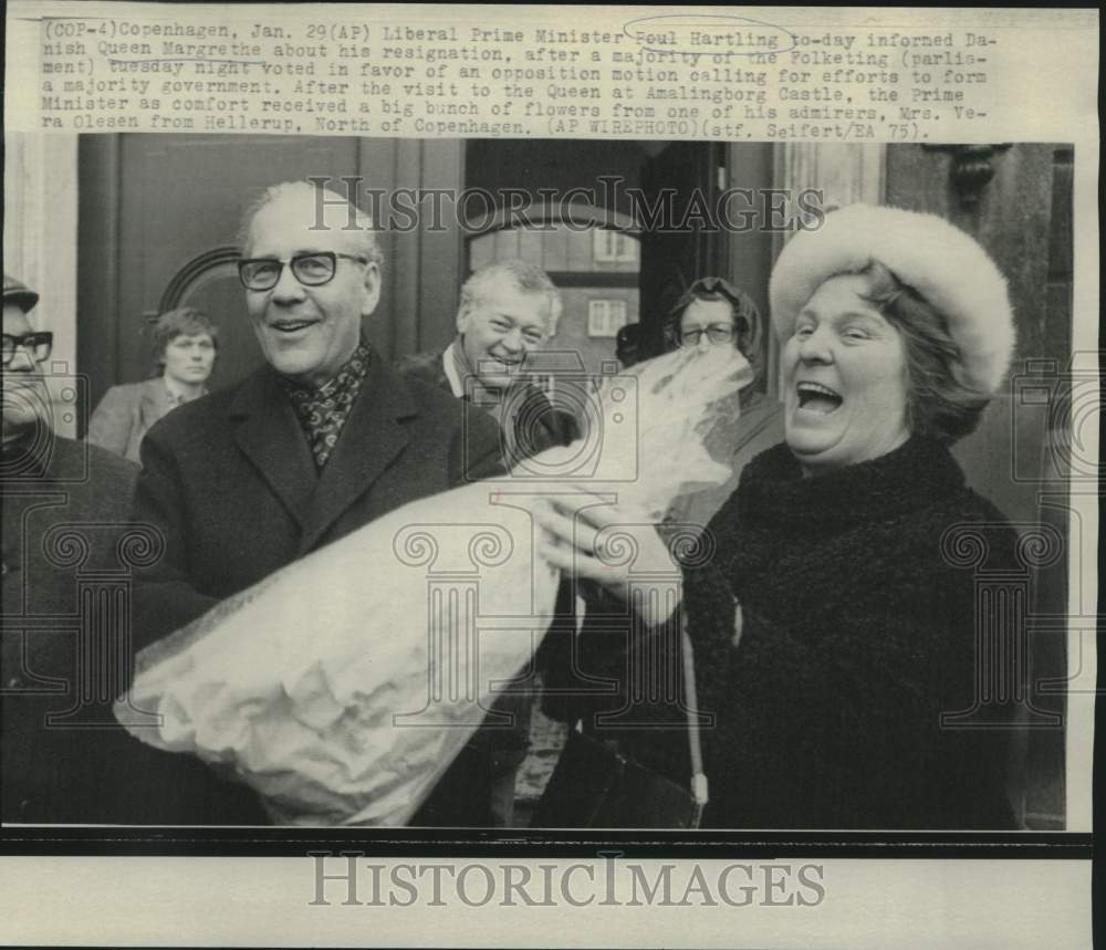 1975 Press Photo Prime Minister Poul Hartling receives flowers from Vera Olesen-Historic Images