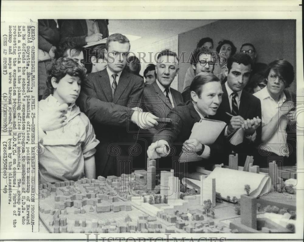 1969 Harold Goyette points to mock up of Harvard&#39;s expansion program - Historic Images