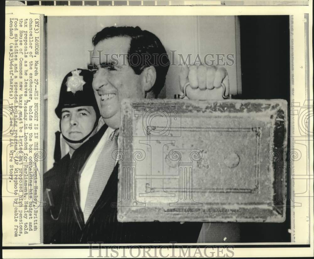 1974 Press Photo Denis Healey, Exchequer Chancellor holds budget box in London-Historic Images